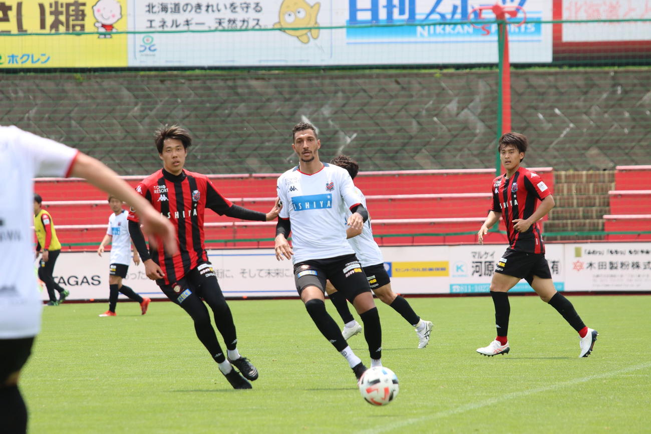 紅白戦でボールを追う札幌FWジェイ（中央）（撮影・保坂果那）