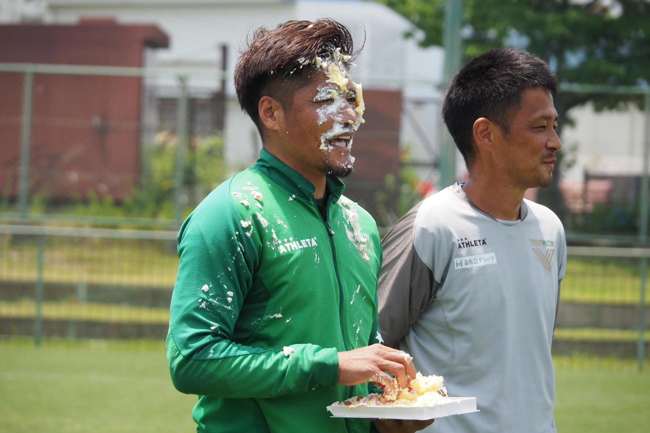 38歳の誕生日を迎えケーキの祝福を浴びた東京VのFW大久保（左＝写真提供・東京ヴェルディ）