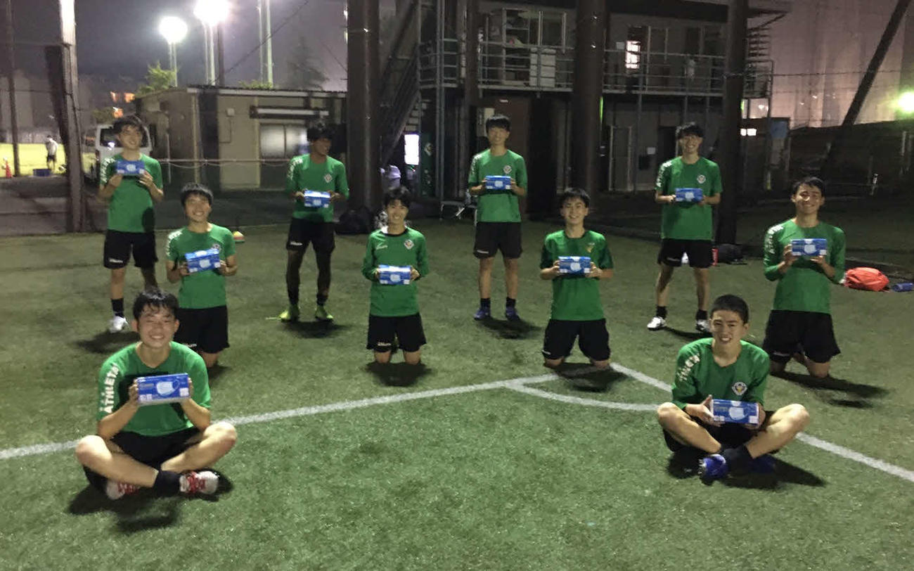 OBから寄贈されたマスクを持つ東京Vの下部組織の選手たち(C)TOKYO　VERDY