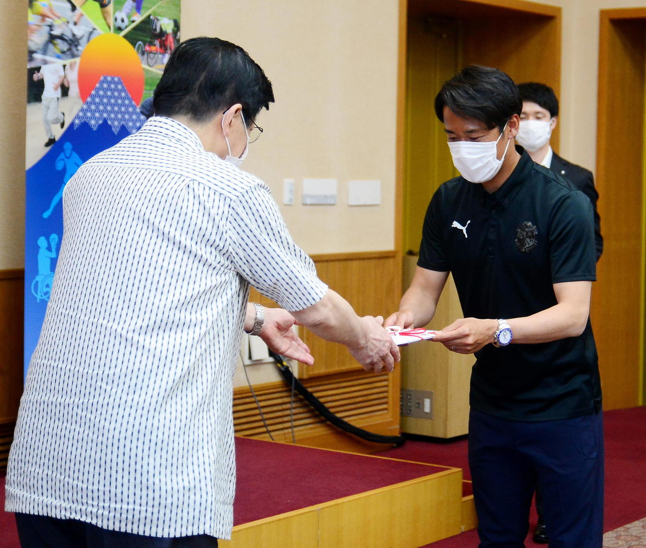 川勝知事（左）に寄付金の目録を贈呈する磐田MF山田