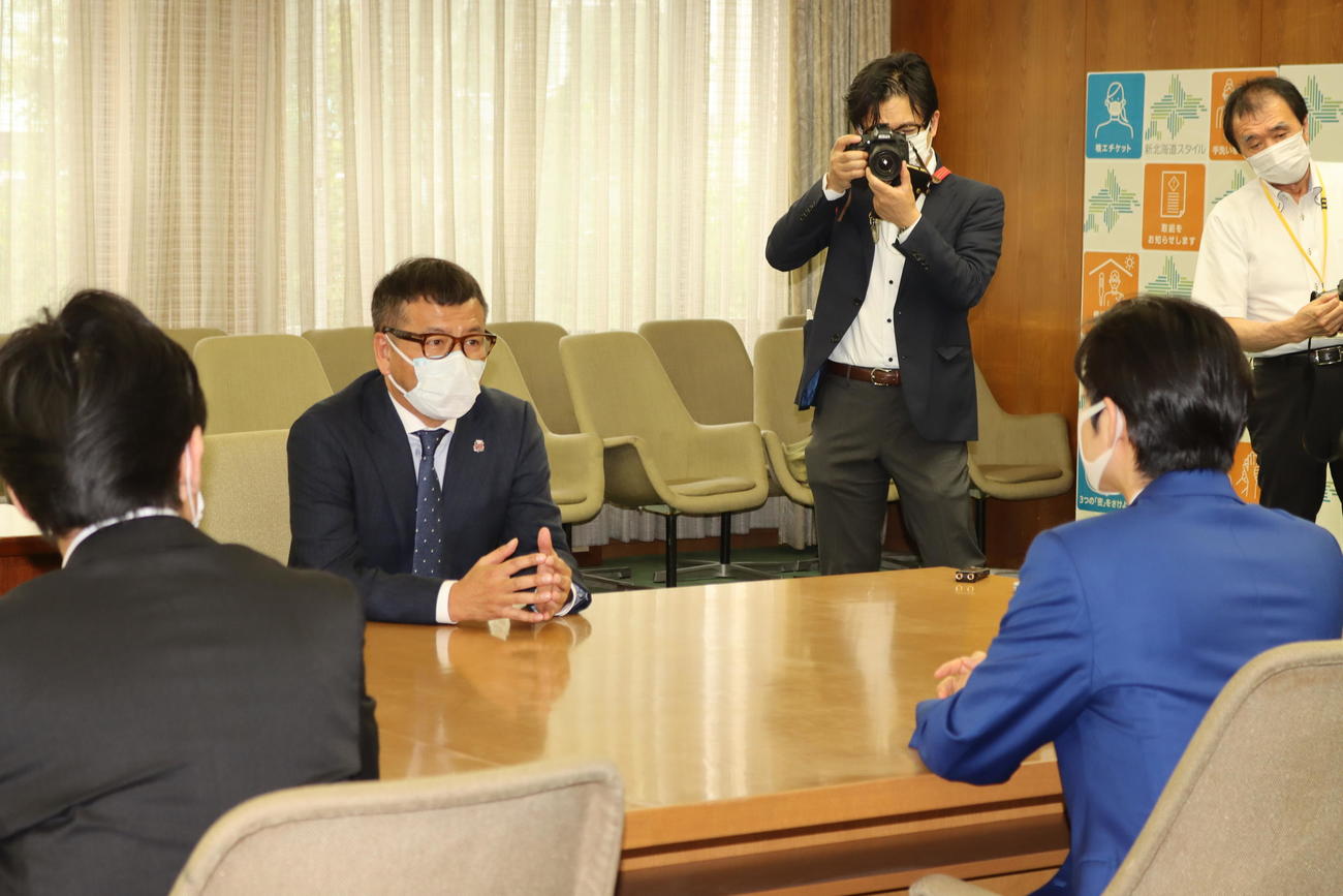 北海道鈴木知事（手前）を表敬訪問した札幌野々村社長（奥）（撮影・保坂果那）