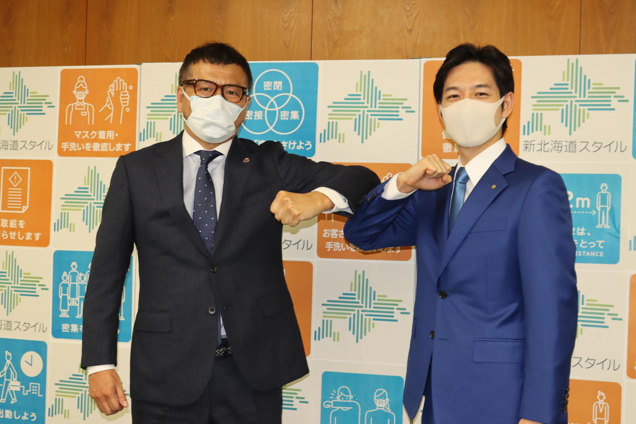 北海道鈴木知事（右）を表敬訪問した札幌野々村社長（撮影・保坂果那）
