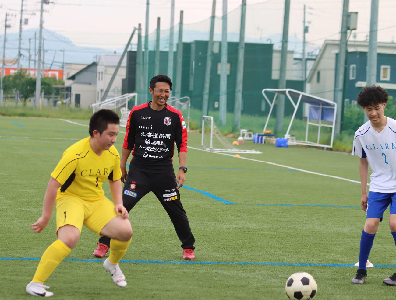 クラーク・伊藤監督（中央）は練習初日、ボール回しに参加する（撮影・保坂果那）
