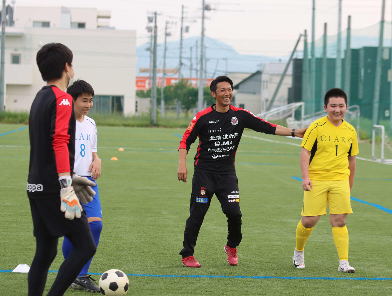 クラーク・伊藤監督（左から3人目）は練習初日、ボール回しに参加する（撮影・保坂果那）