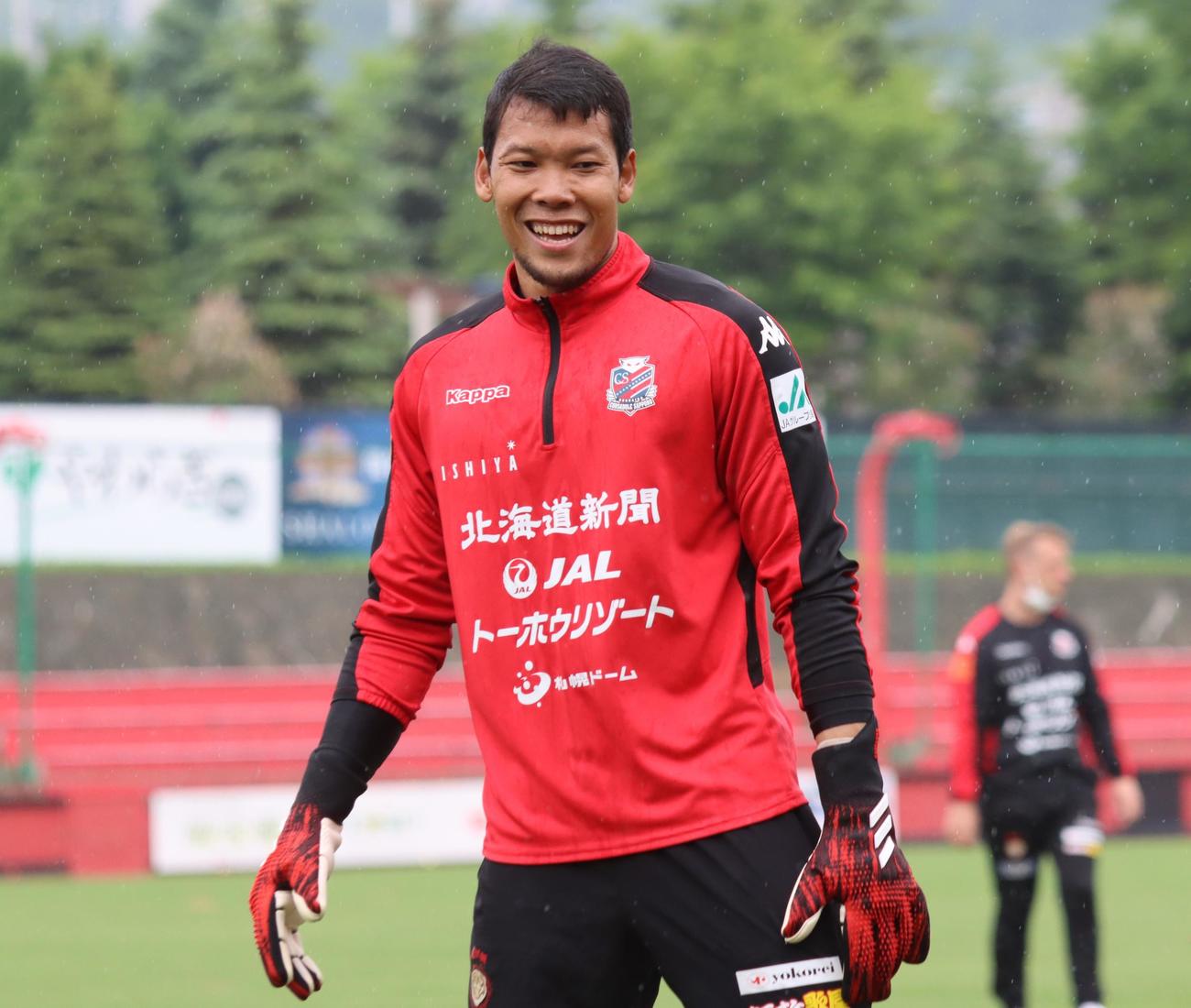 練習中に笑顔を見せる札幌GKカウィン（撮影・保坂果那）