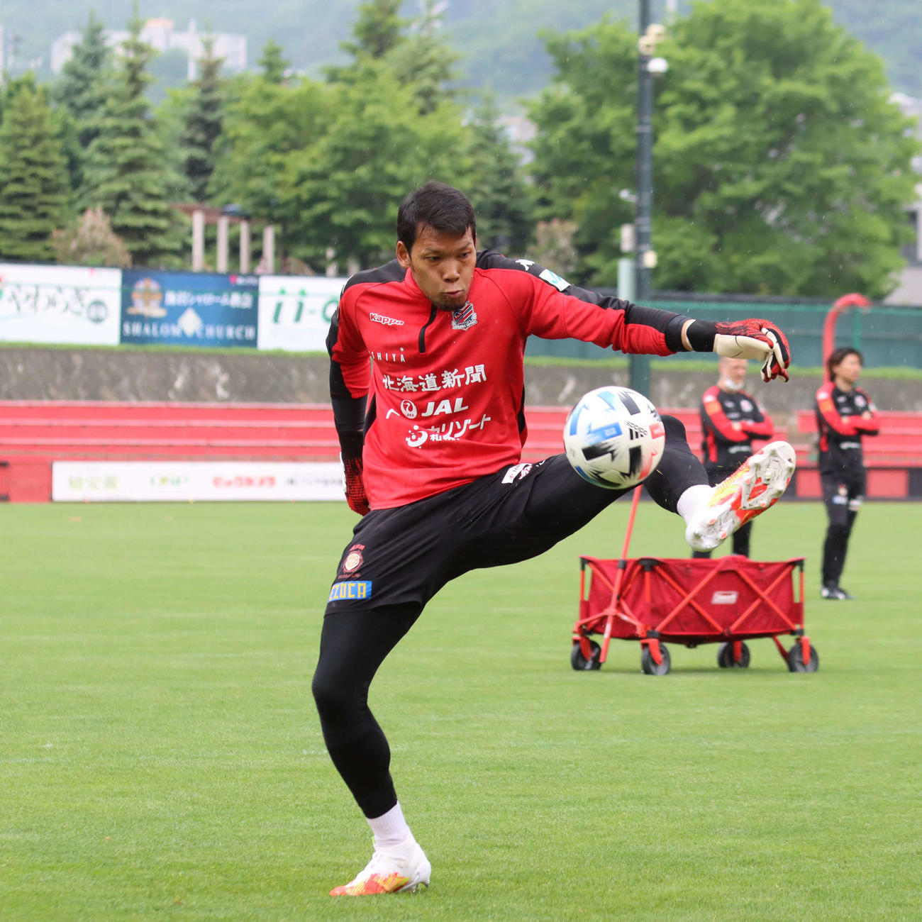 ボール回しに参加する札幌GKカウィン（撮影・保坂果那）