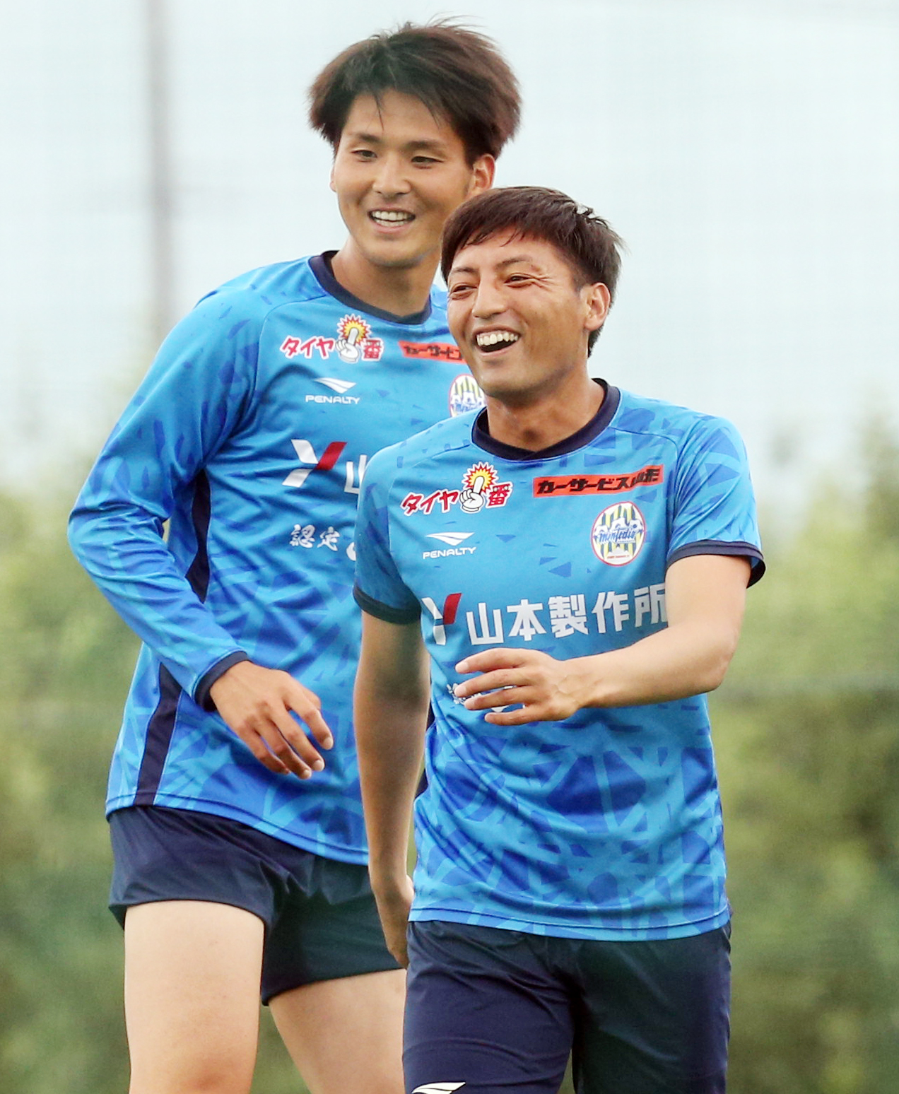 笑顔で練習する山田（右）と熊本