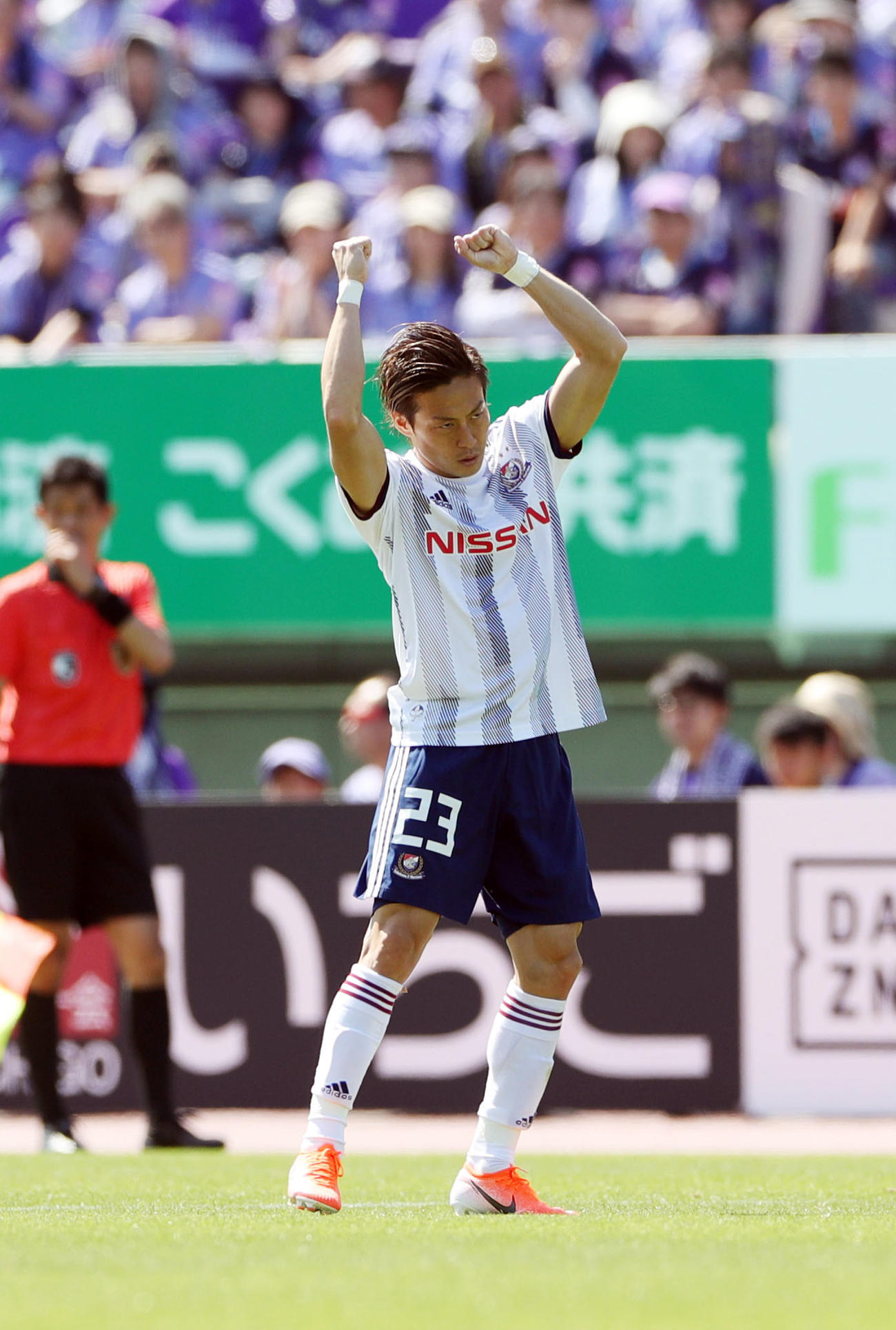 19年5月3日　広島対横浜　前半、令和初ゴールを決めガッツポーズする横浜MF仲川