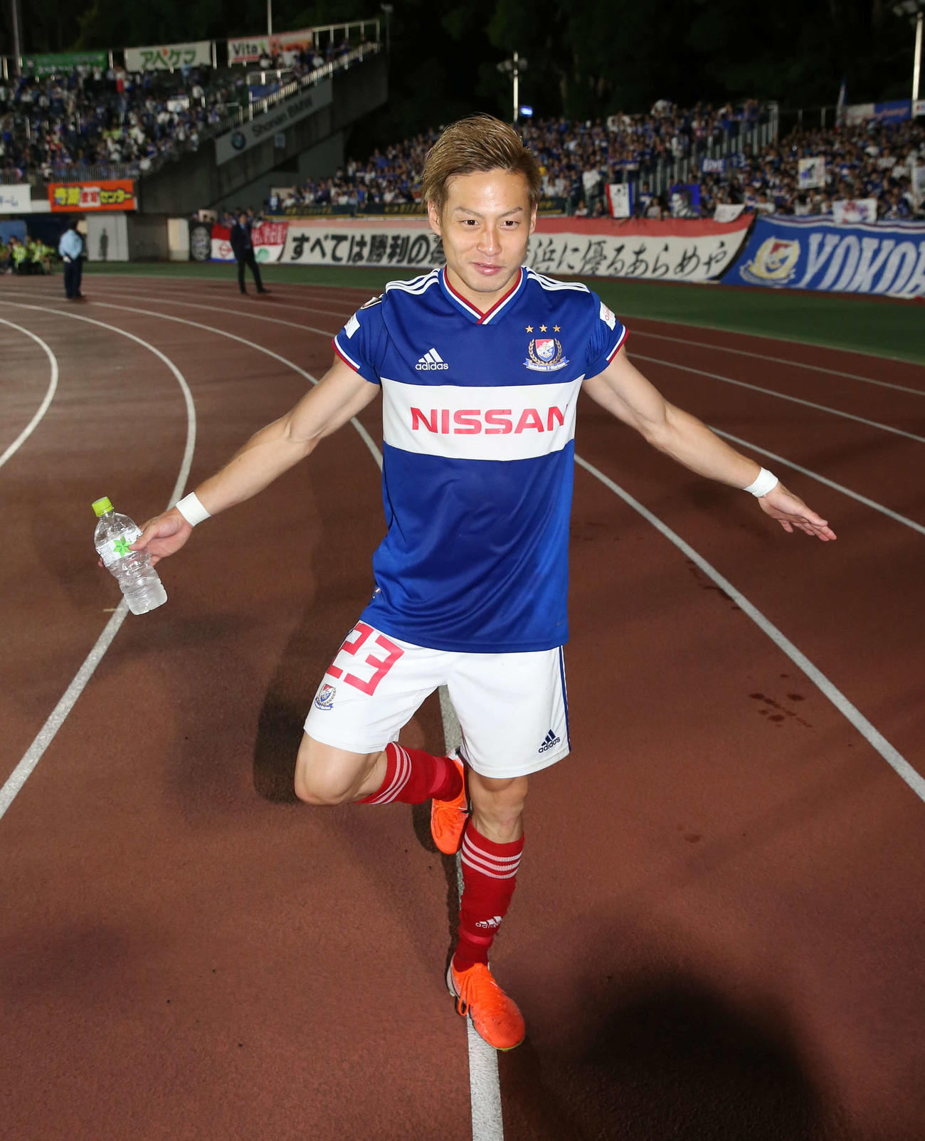 19年5月31日　湘南対横浜　決勝点を決めた横浜FW仲川は試合後、令和ポーズを披露する