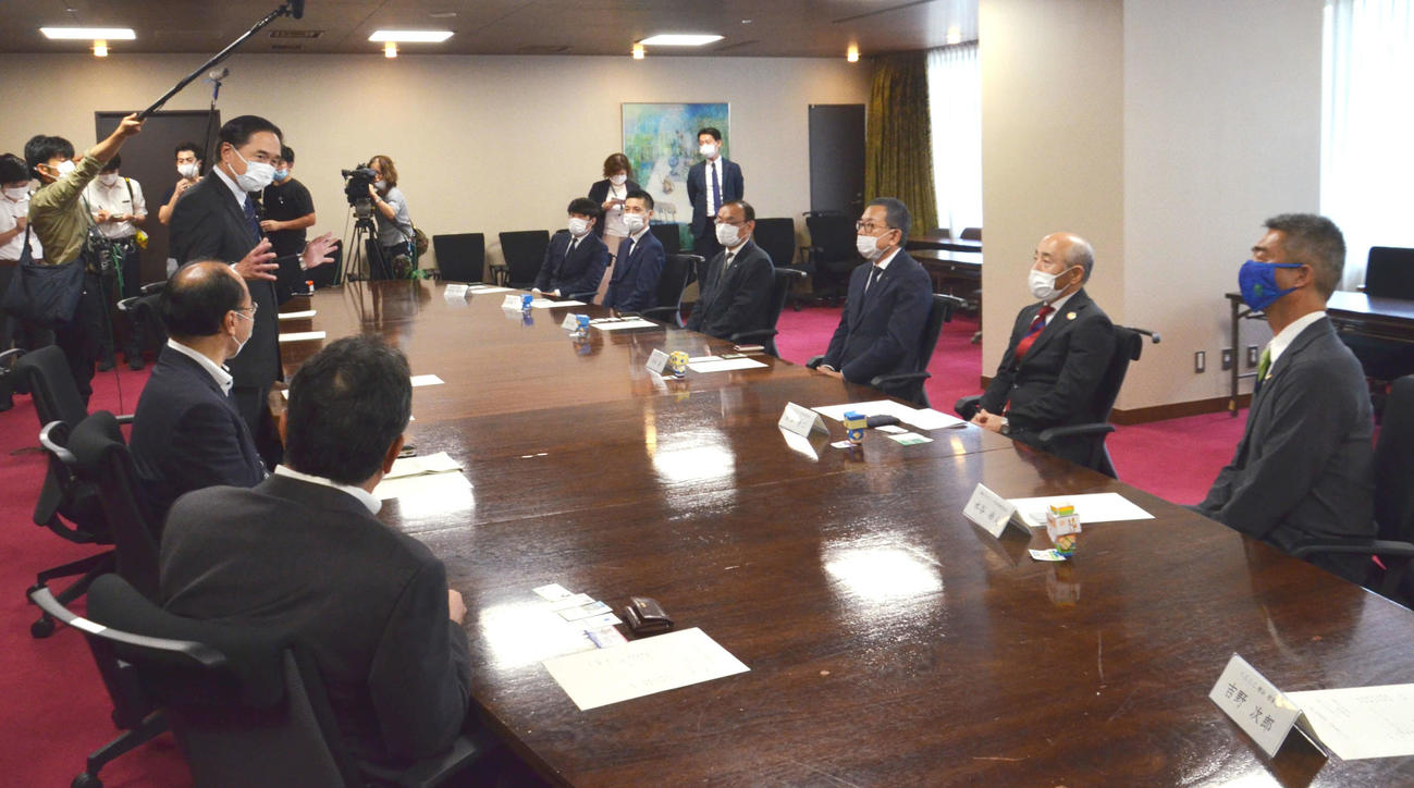 神奈川県庁を訪問し、黒岩知事の話を聞くJリーグの村井満チェアマンと神奈川6クラブの代表者ら（撮影・松尾幸之介）