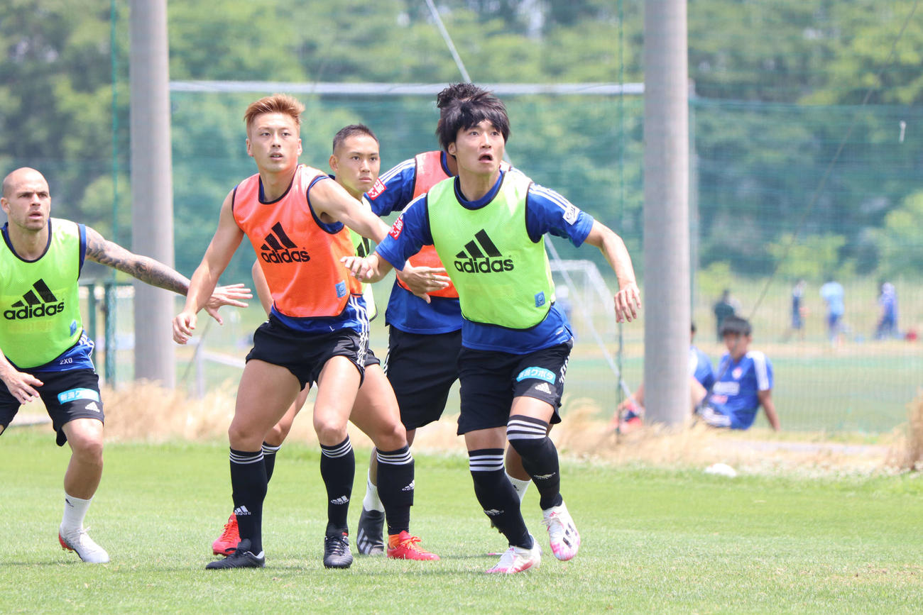 リーグ戦再開から主力でのプレーを誓う岡本（右）(C）ALBILEX　NIIGATA