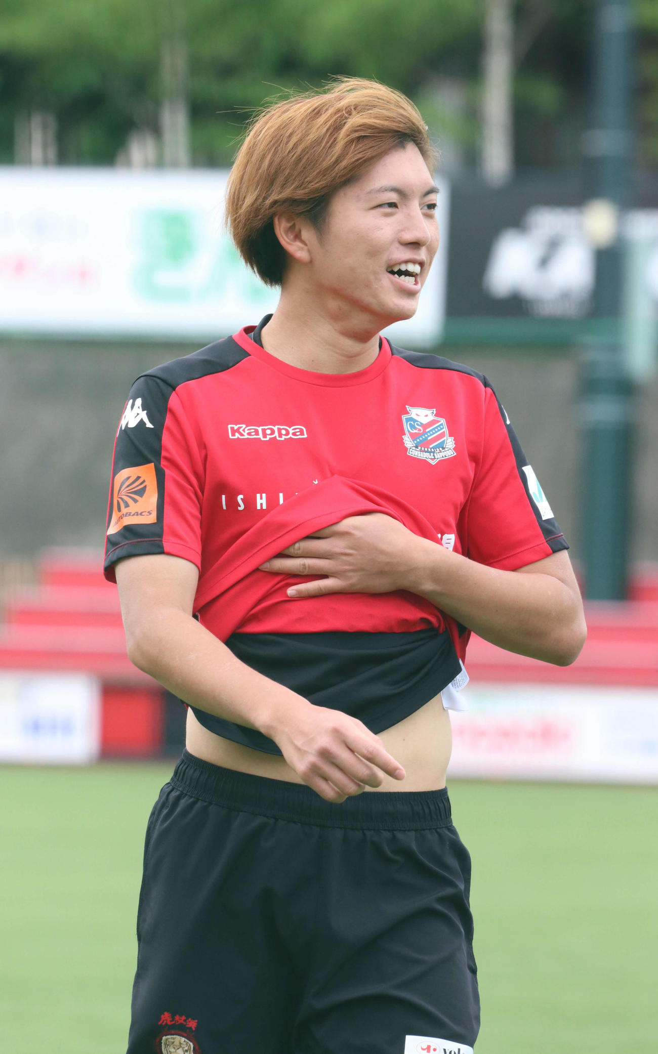 練習の合間に笑顔を見せる札幌FW藤村（撮影・浅水友輝）