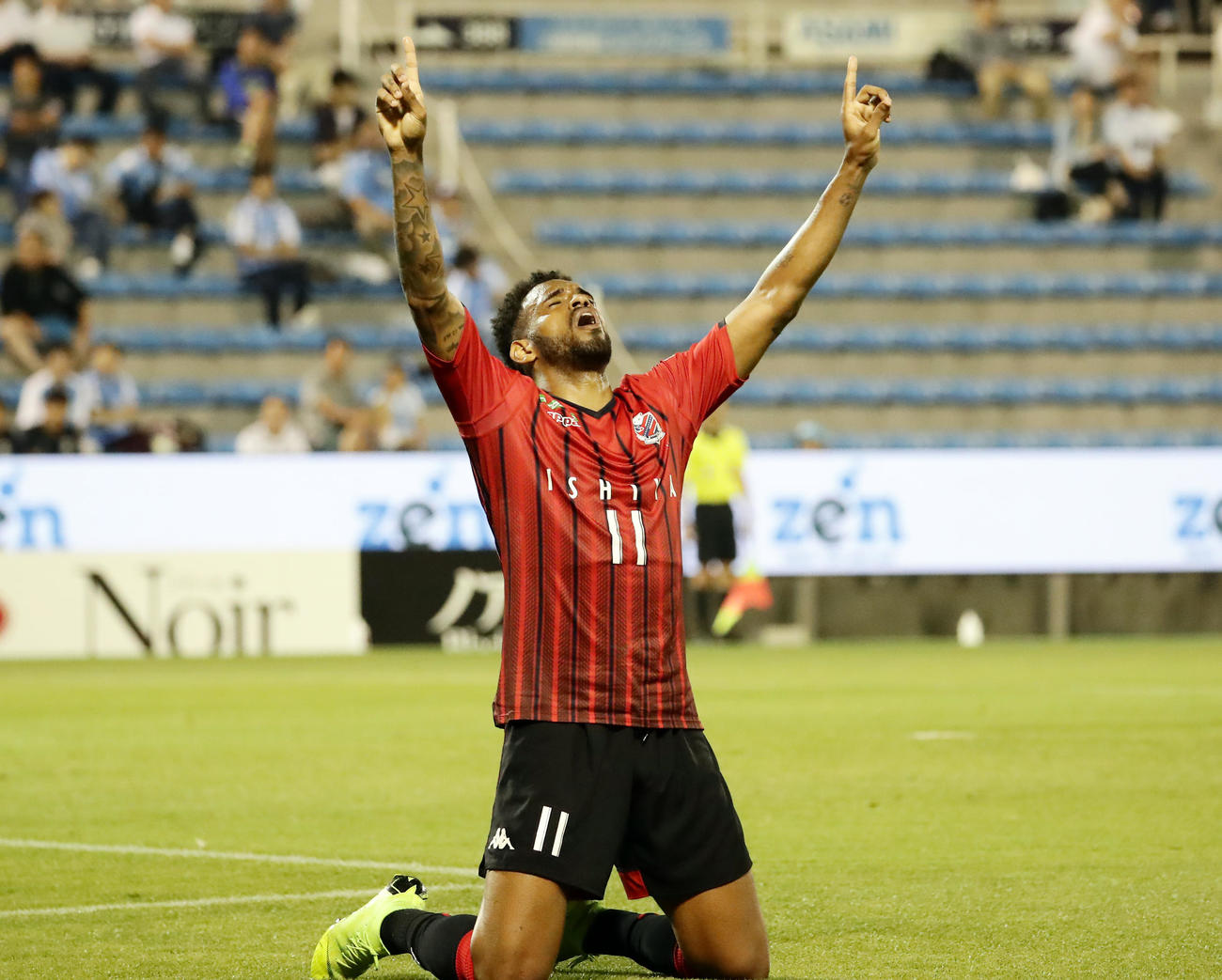 磐田対札幌　後半、勝ち越しゴールを決め、ひざまずいて天を指差す札幌FWロペス（2019年6月19日撮影）