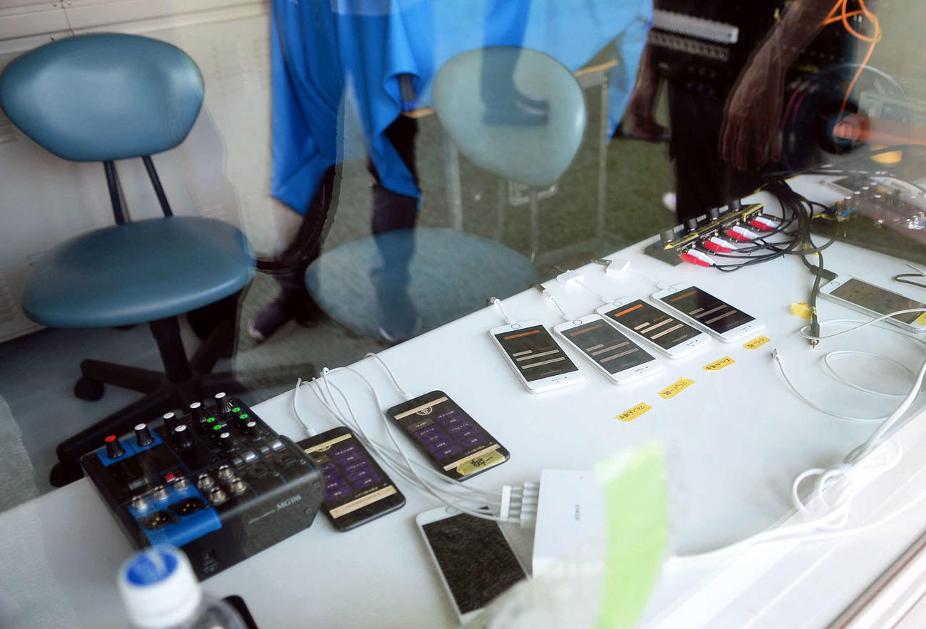 スタジアム内の音響システムに専用のスマートフォンを接続。手間がかかることなくリモート応援を導入できる