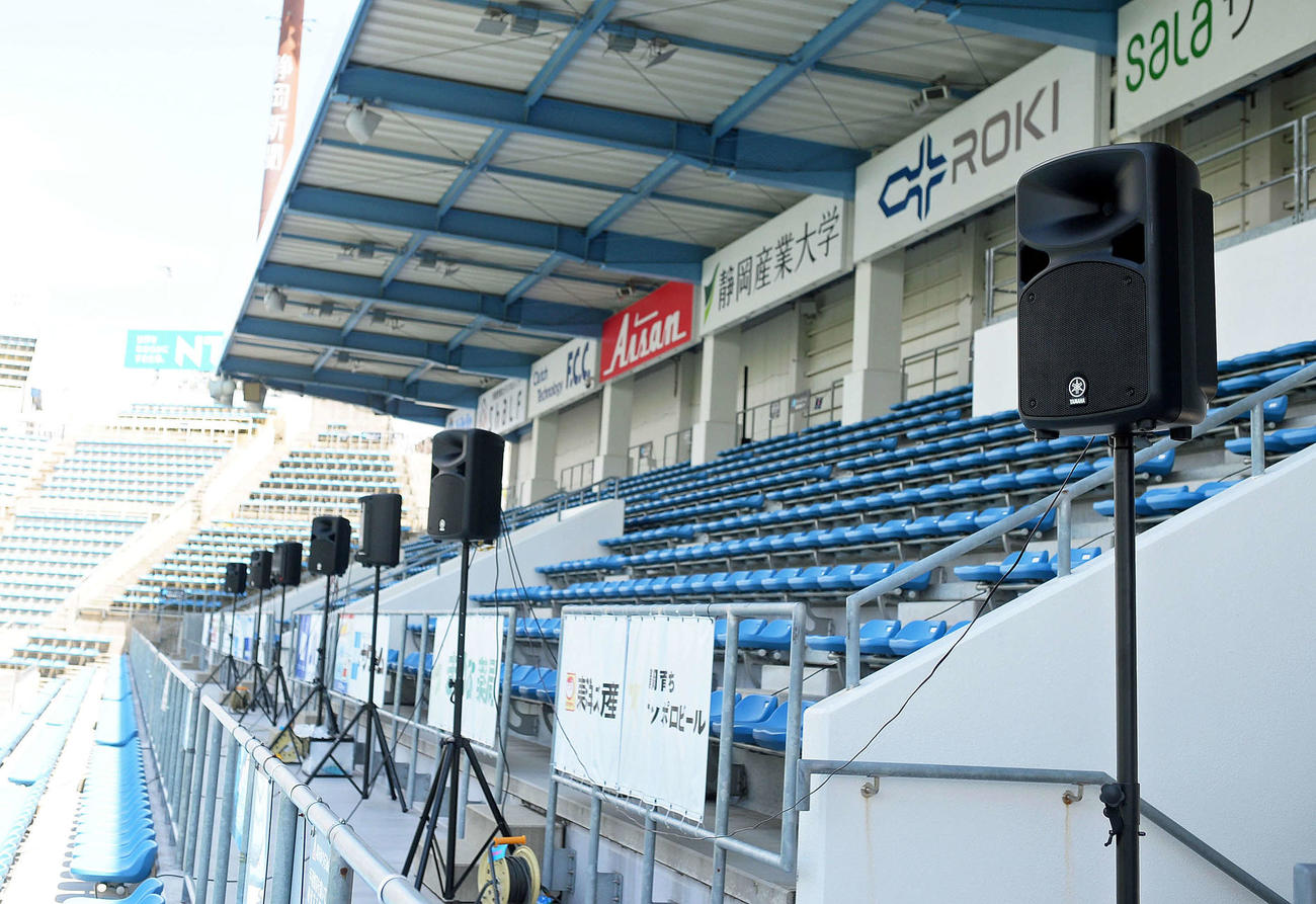 5月27日にヤマハスタジアムで行われた実証実験。ホーム側ゴール裏スタンドにスピーカーが並ぶ