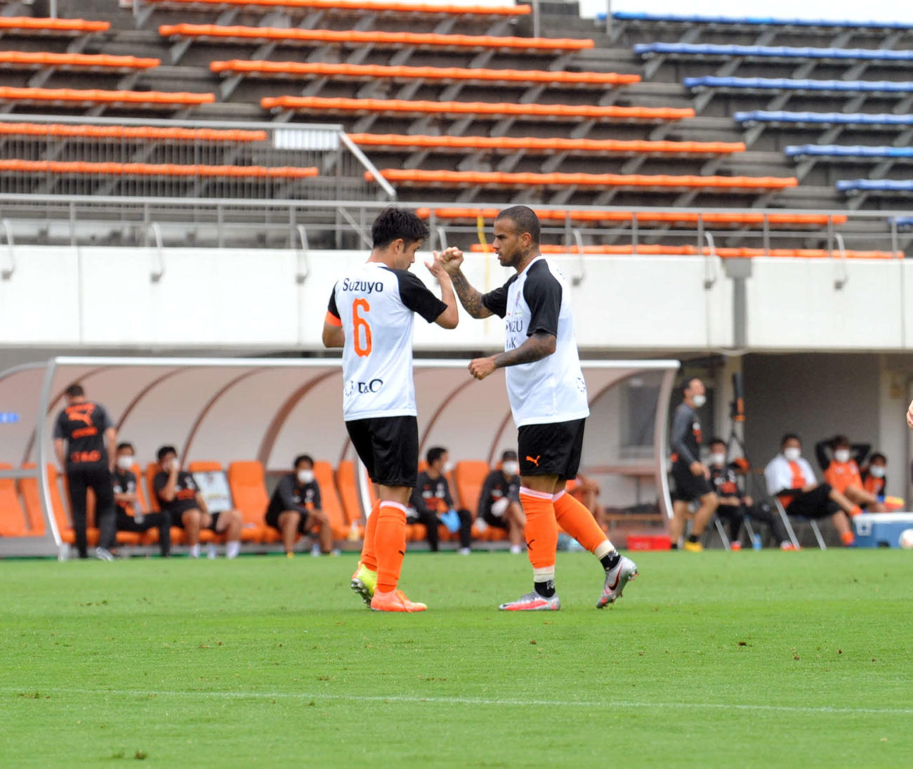 得点後、清水FWカルリーニョス（右）は、MF竹内と腕を合わせて喜ぶ