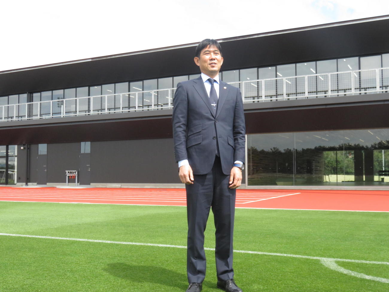 千葉県立幕張海浜公園内に完成したサッカー施設「高円宮記念　JFA夢フィールド」を視察する日本代表森保監督（2020年3月17日撮影）