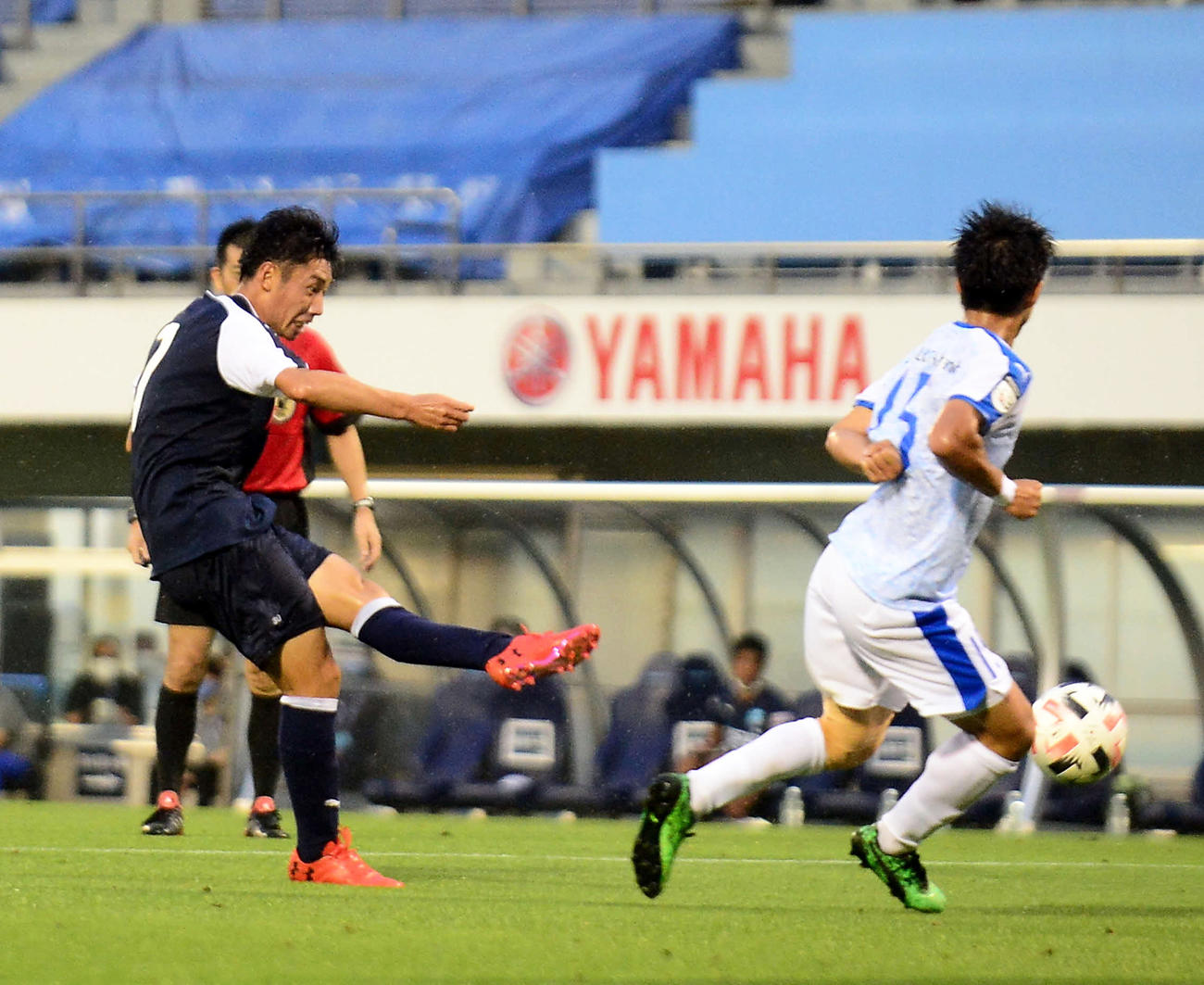 前半38分、先制点を決める磐田MF上原（前田和哉）
