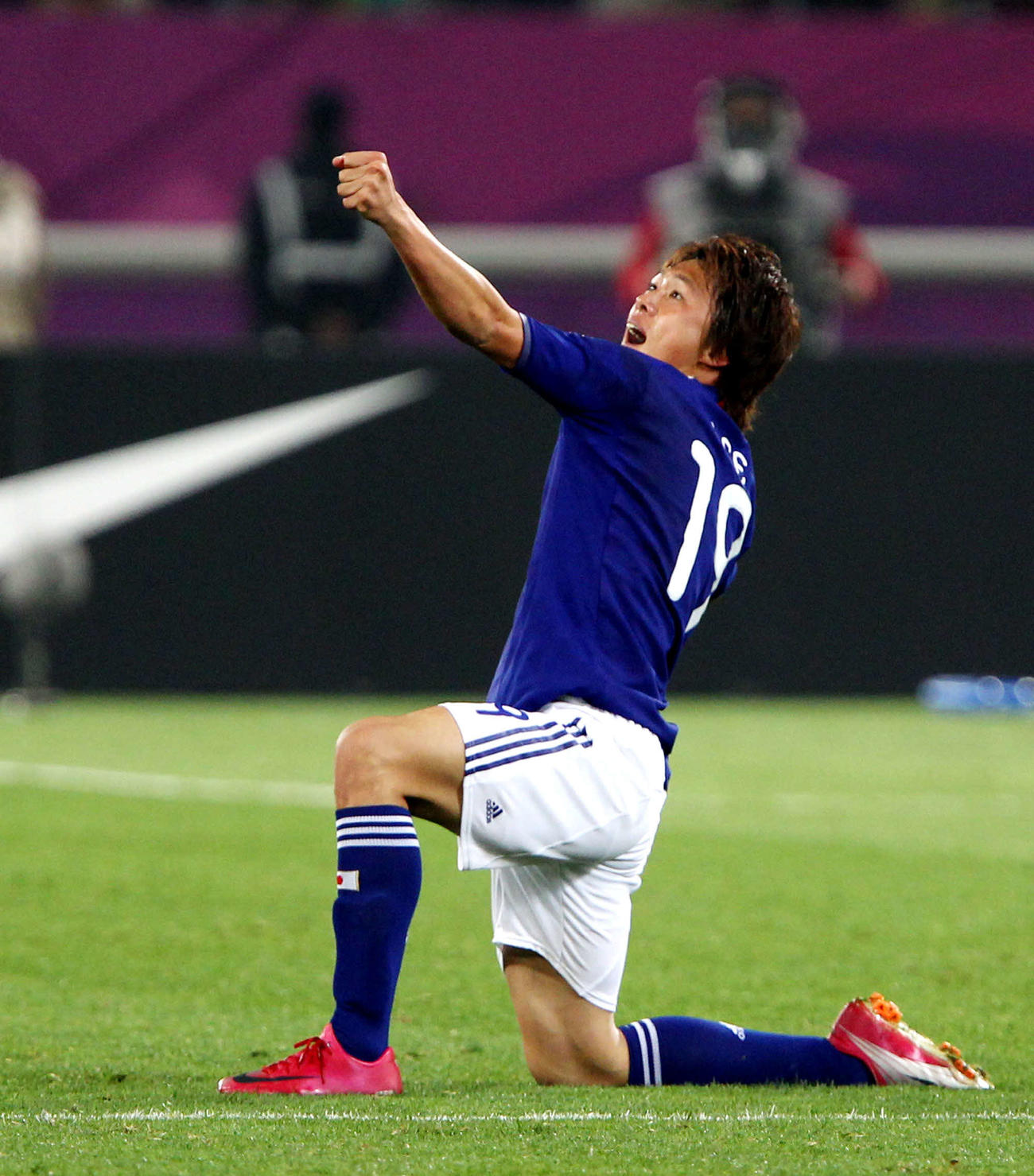 日本対オーストラリア　延長後半、ゴールを決め、歓喜のポーズを決めた李（2011年1月29日撮影）