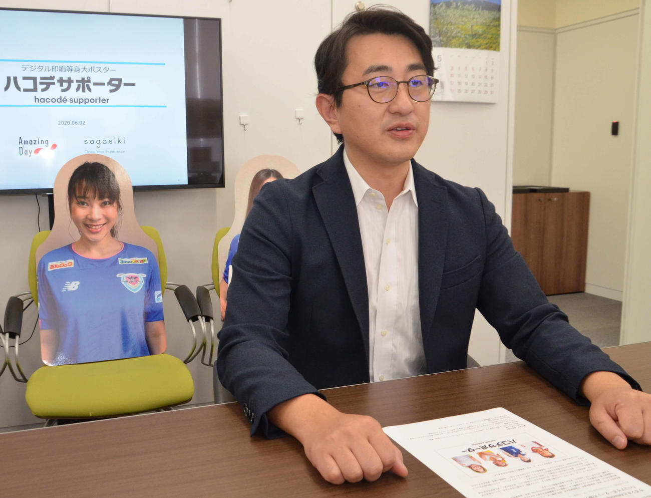 段ボールサポーターについて語るサガシキの枝吉社長（撮影・松尾幸之介）