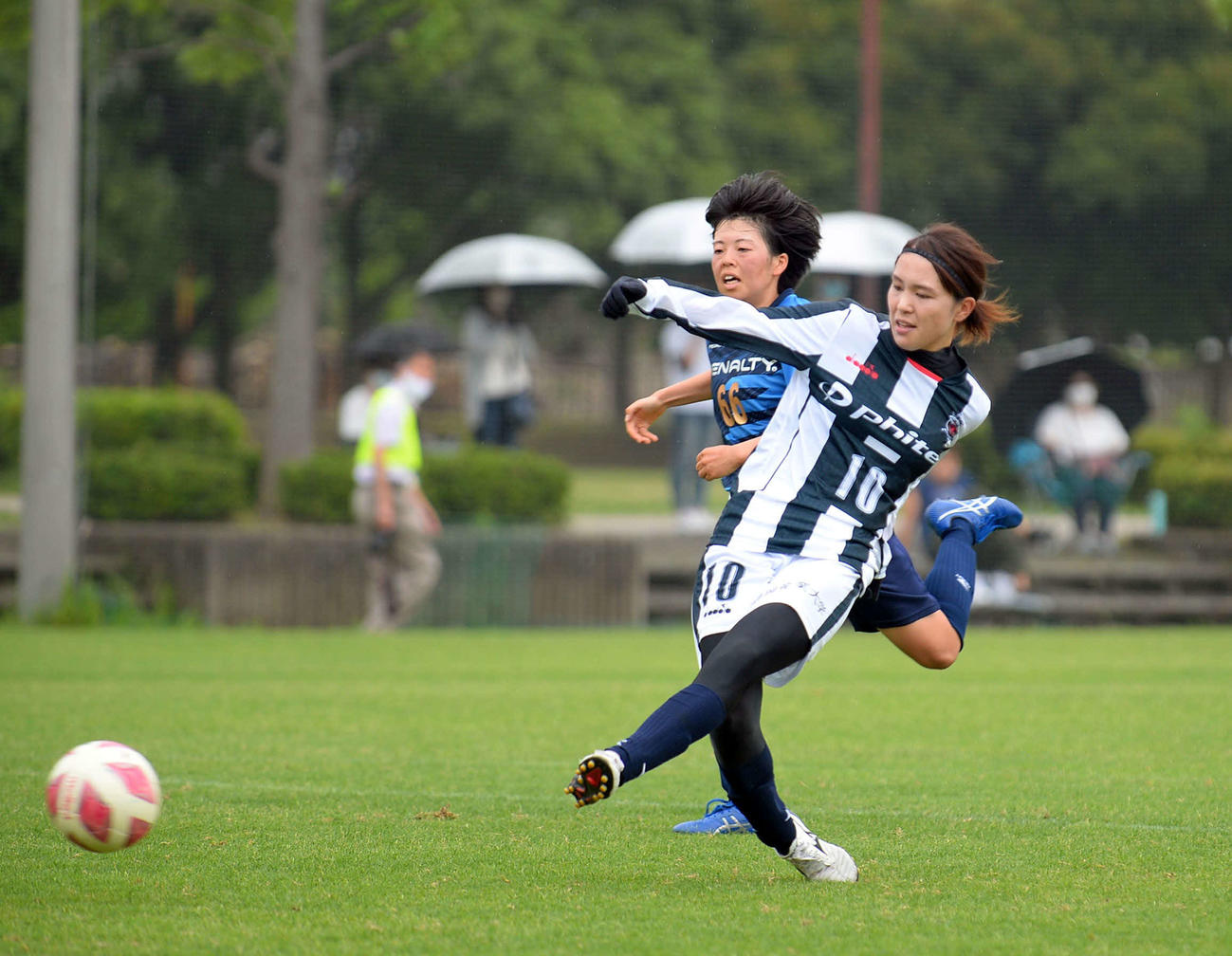 1本目の17分、左足でチーム3点目を決める静岡SSUアスレジーナFW平野（右）