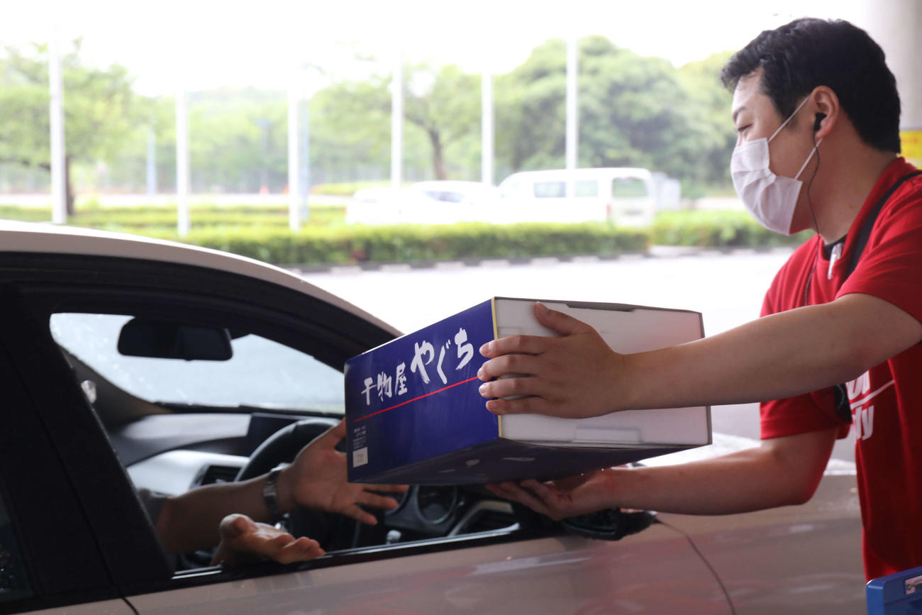 カシマスタジアムでのドライブスルーマルシェの様子（c）KASHIMA　ANTLERS