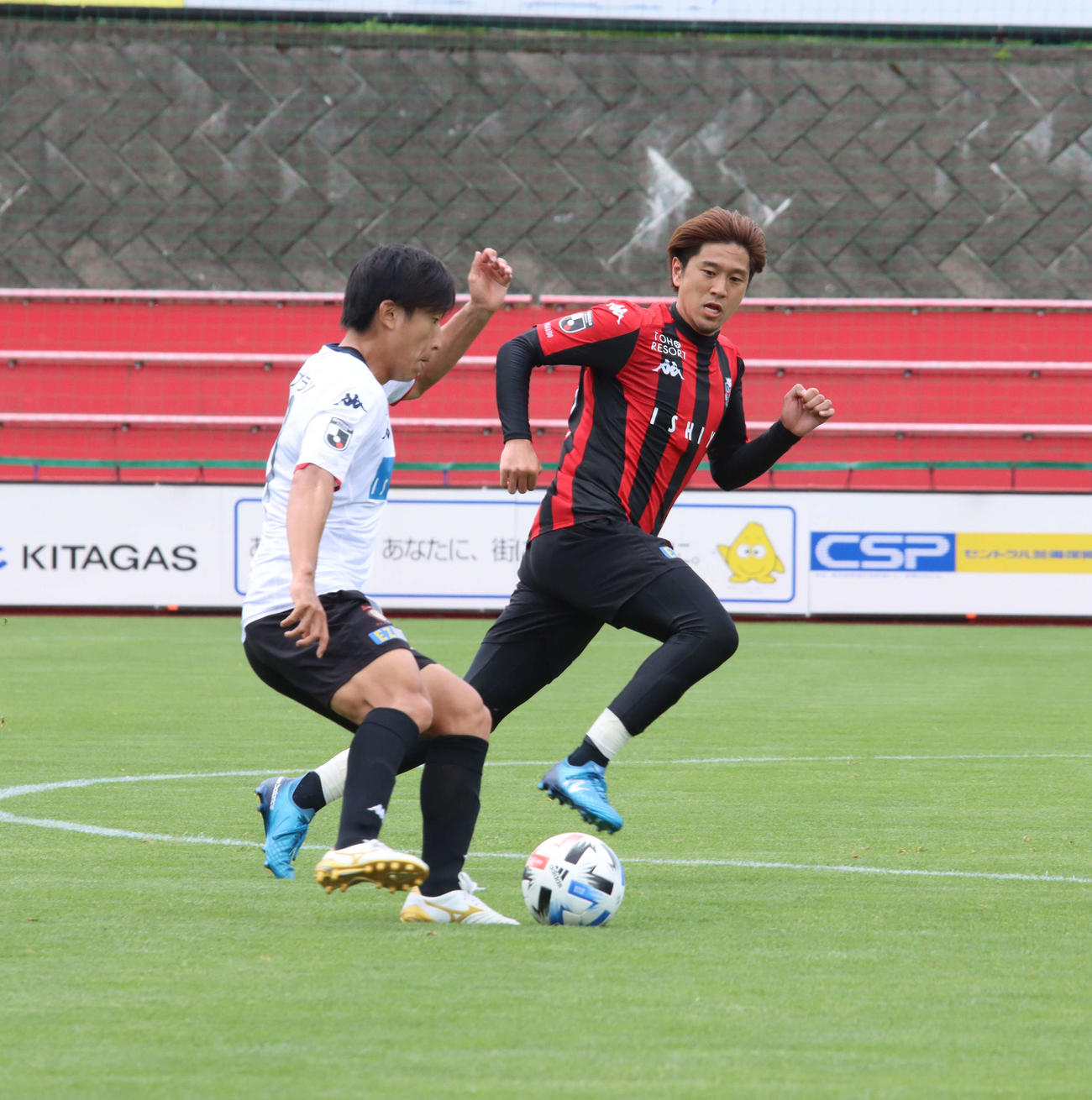 紅白戦でプレーする札幌MF宮沢（右）とMF金子（撮影・保坂果那）