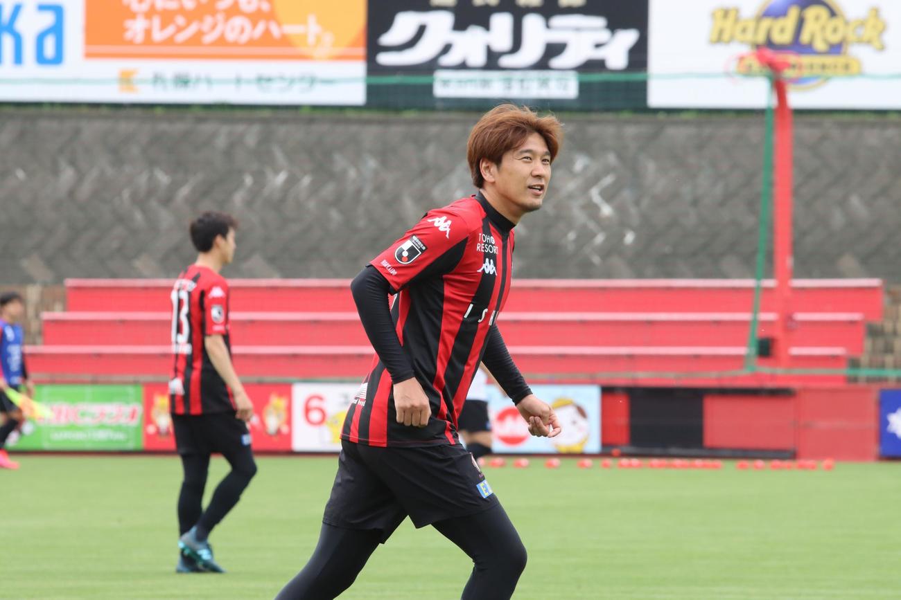 紅白戦で笑顔を見せる札幌MF宮沢（撮影・保坂果那）