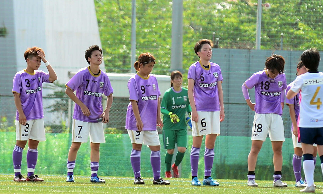 試合に敗れ、肩を落とすルクレMYFCの選手たち