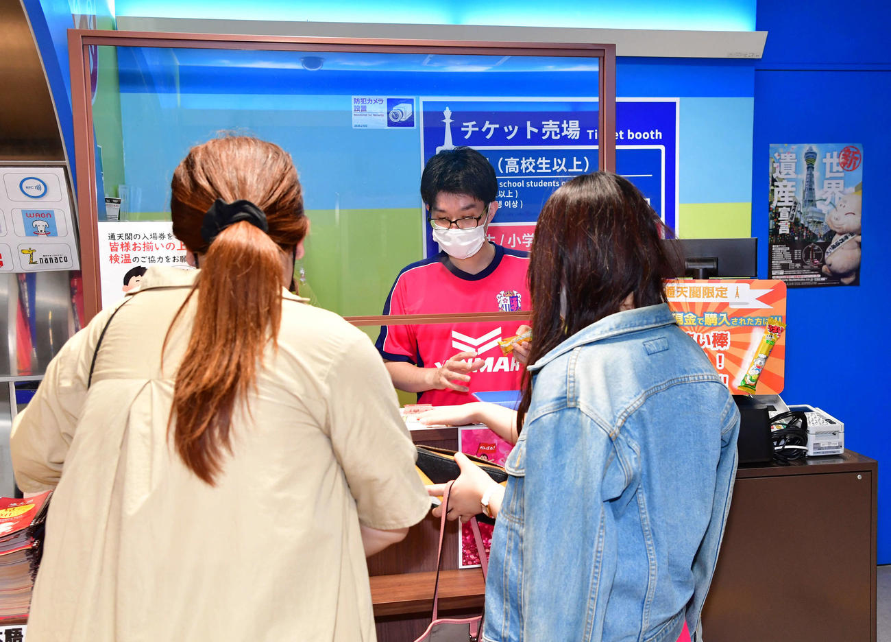 セレッソ大阪のユニホームを着用して接客をする通天閣のスタッフ（撮影・岩下翔太）