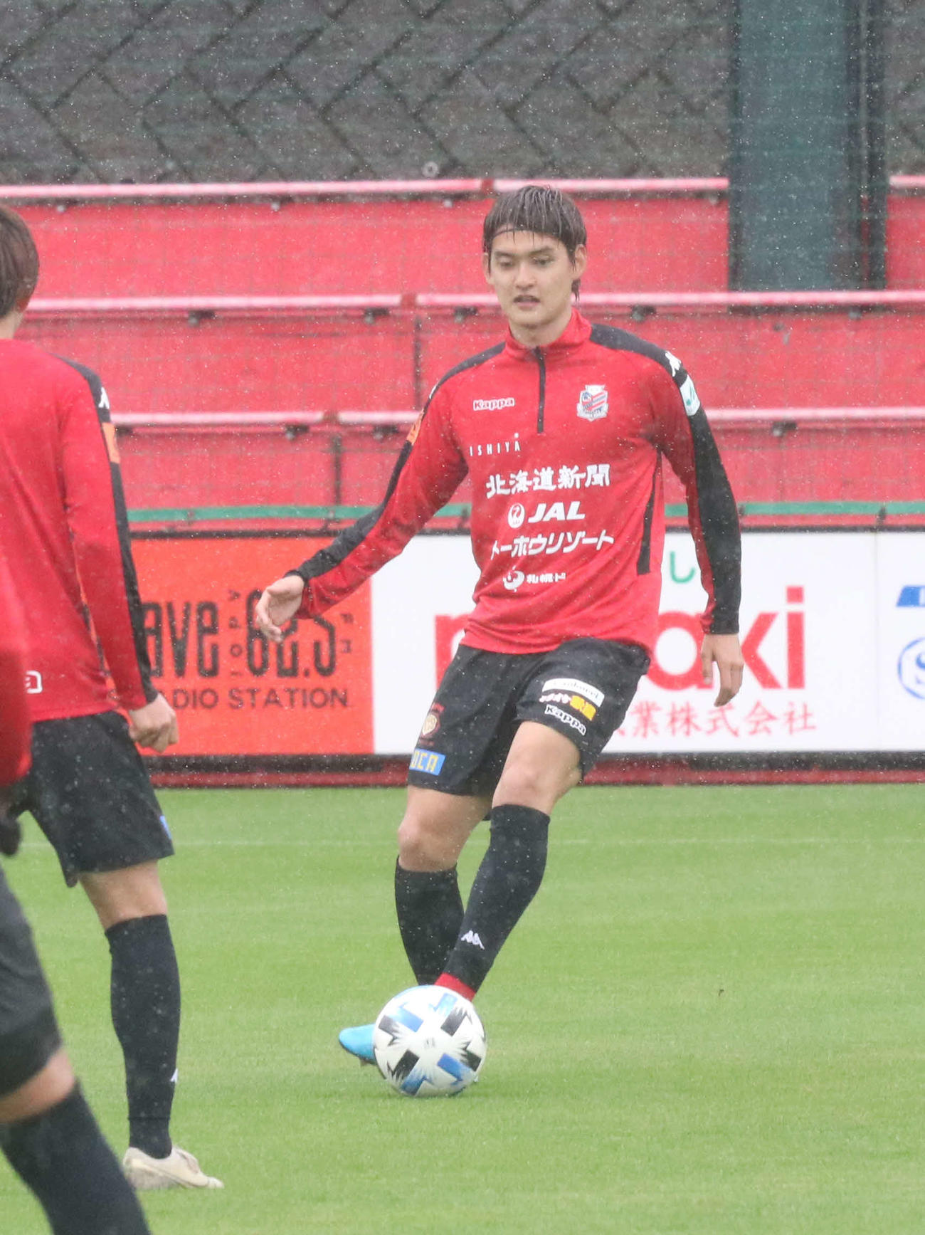 小雨が降り注ぐピッチで精力的に動き回る札幌DF浜（撮影・浅水友輝）
