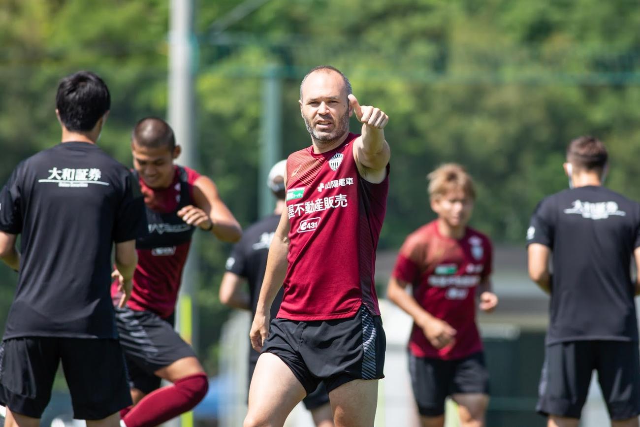 精力的に汗を流す神戸MFイニエスタ（C）VISSELKOBE