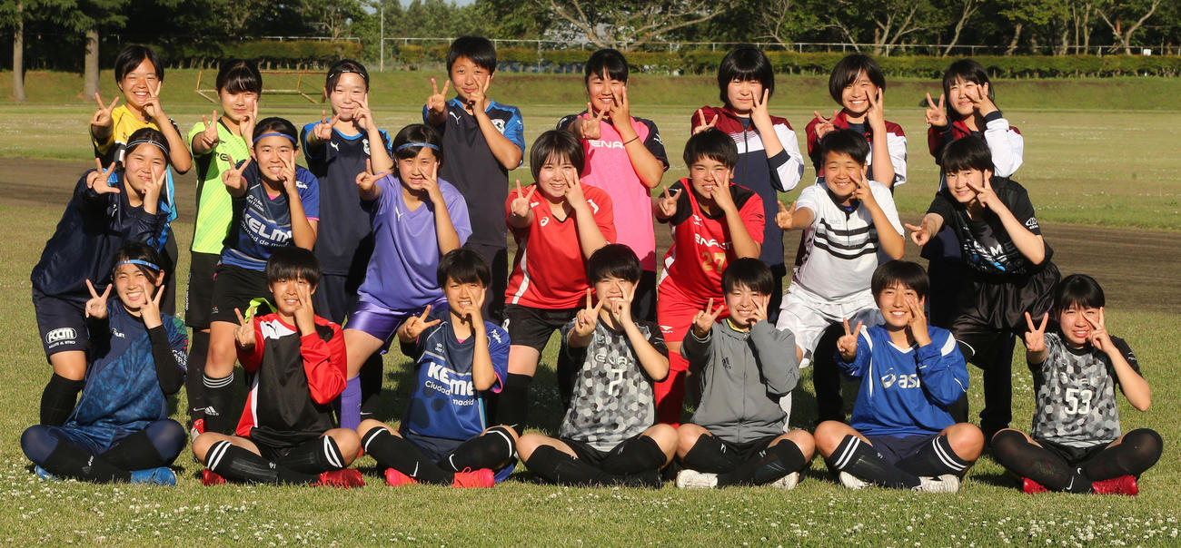 笑顔でVサインの八戸学院光星女子サッカー部の選手たち（撮影・野上伸悟）