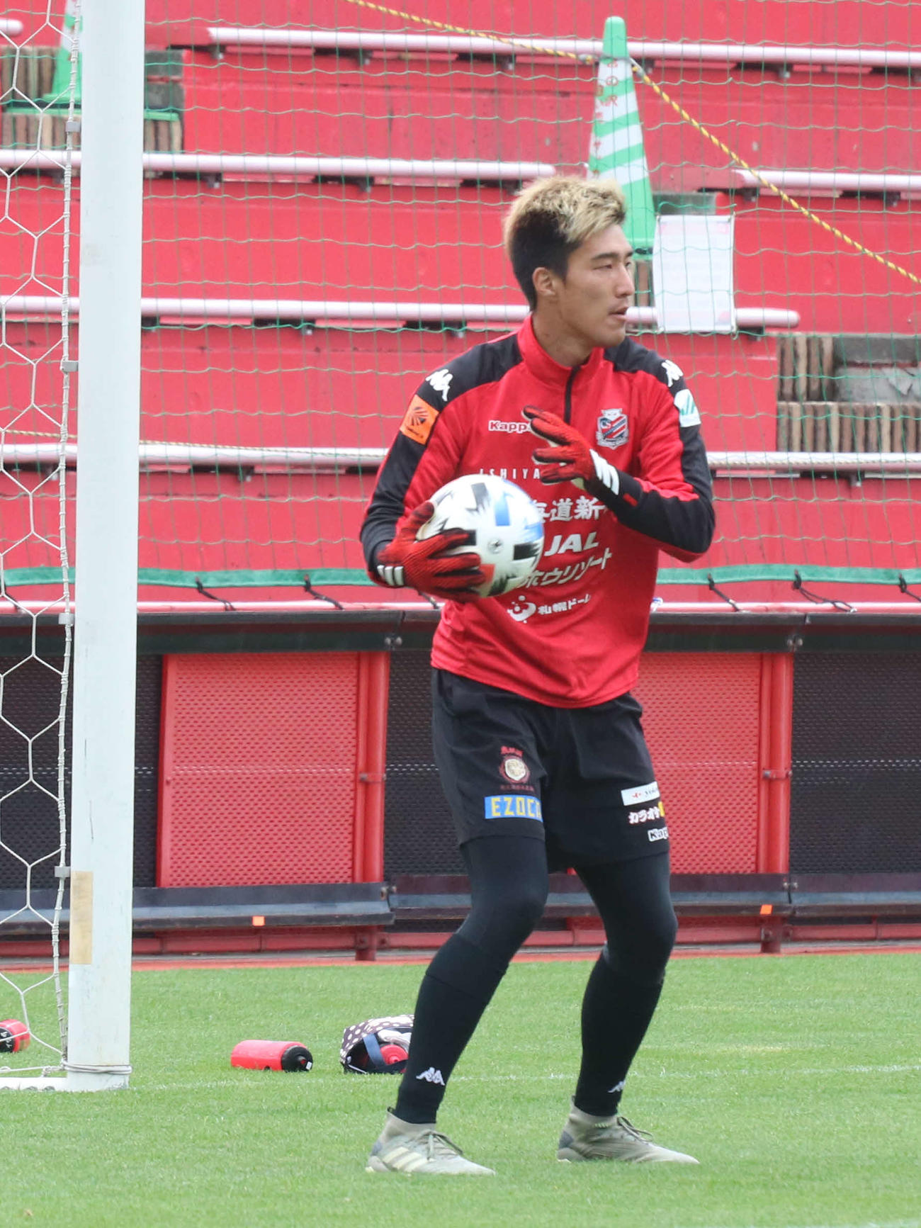 練習で汗を流す札幌GK阿波加（撮影・浅水友輝）