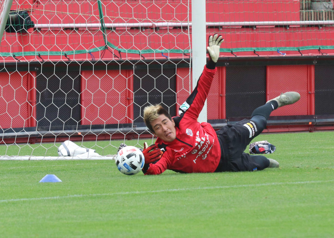 練習で汗を流す札幌GK阿波加（撮影・浅水友輝）