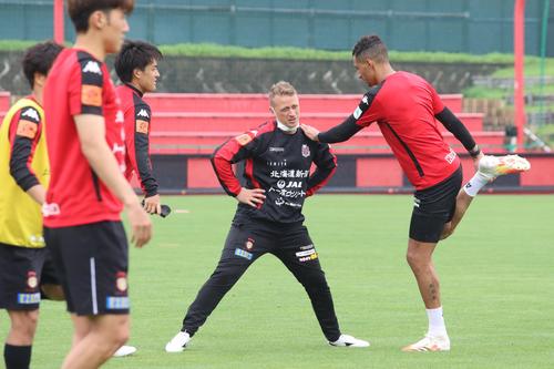札幌ジェイの通訳 多分俺しか 公式グッズ手がける ｊ１ 日刊スポーツ