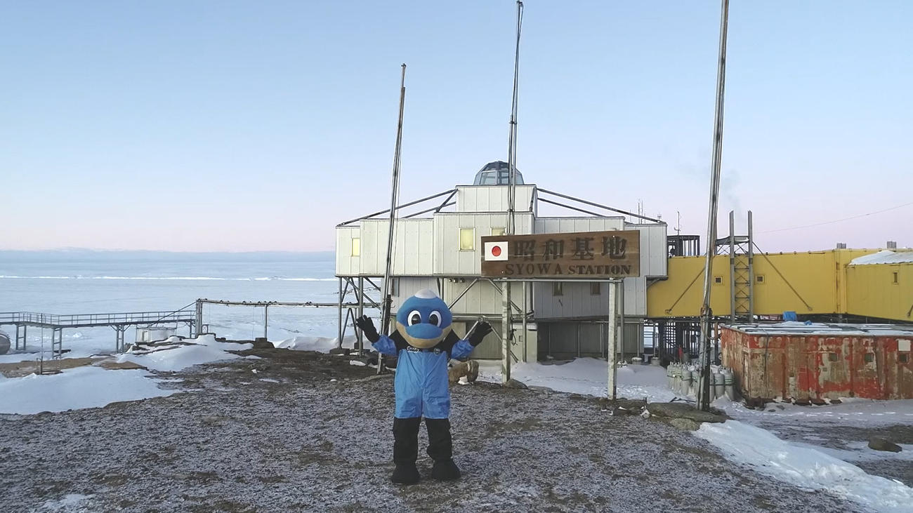 川崎Fが企画する「難局物語2020」で南極で活動するマスコットキャラクターのふろん太（クラブ提供）