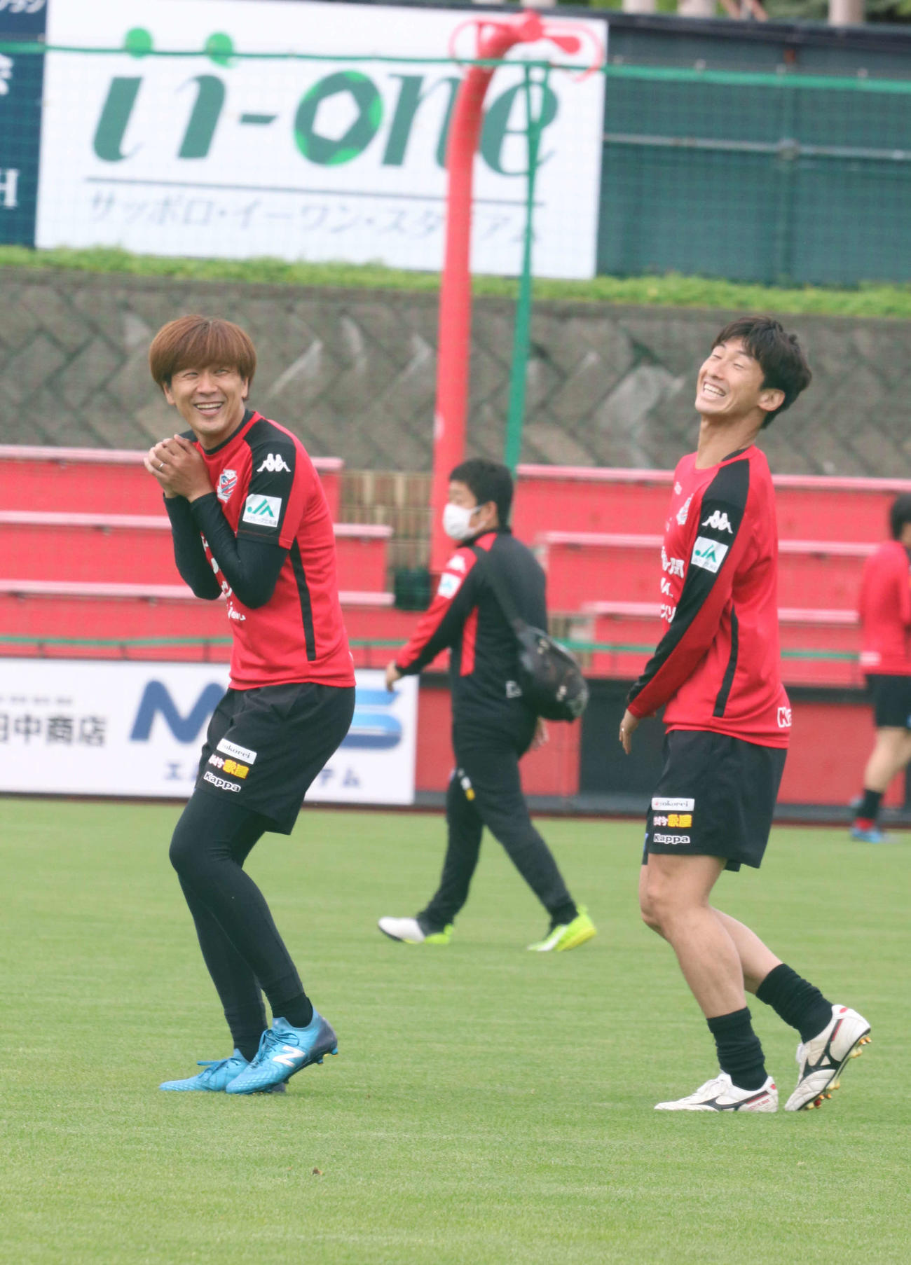 全体練習後のボール回しで笑顔を見せる札幌MF宮沢（左）。右はDF石川（撮影・浅水友輝）