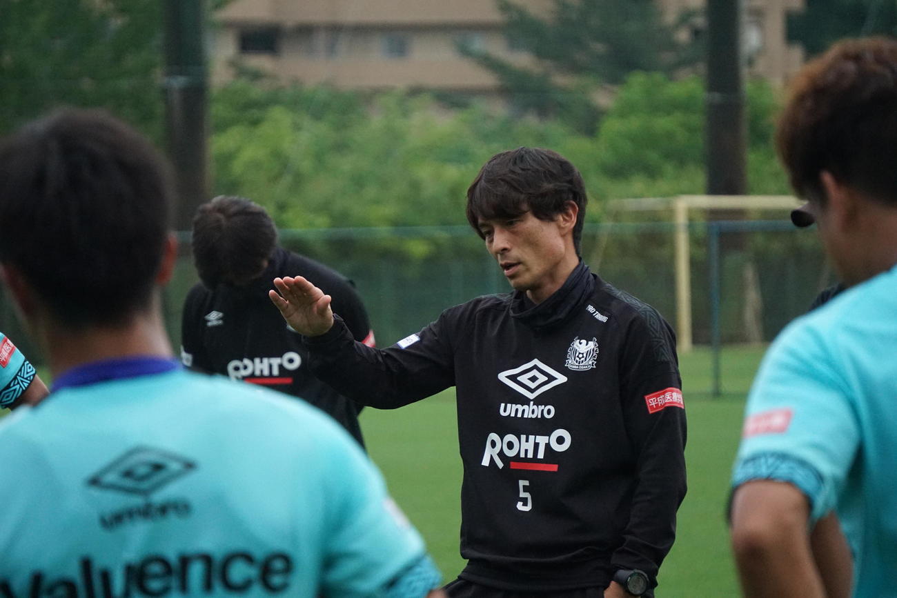 J1再開へ指導するG大阪宮本監督（C）GAMBAOSAKA