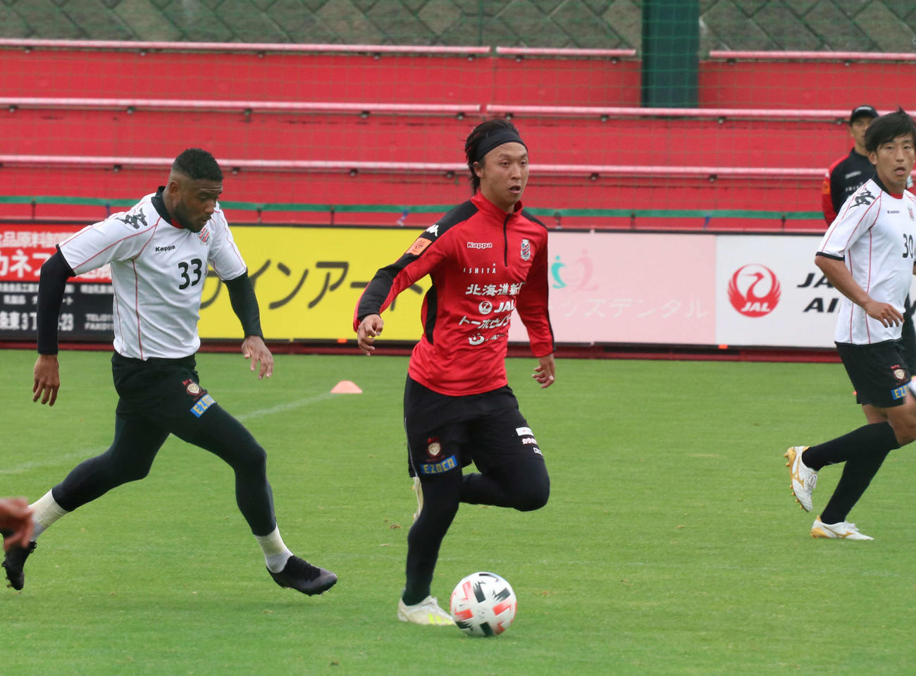 遠征前最後の紅白戦で軽快な動きを見せる札幌MF荒野拓馬。左はFWドゥグラス（撮影・浅水友輝）