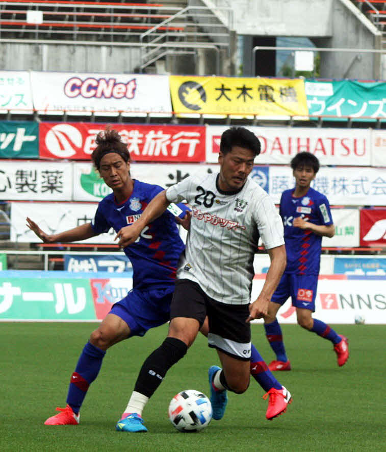 前線でボールをキープする藤枝FW森島（藤枝MYFC提供）