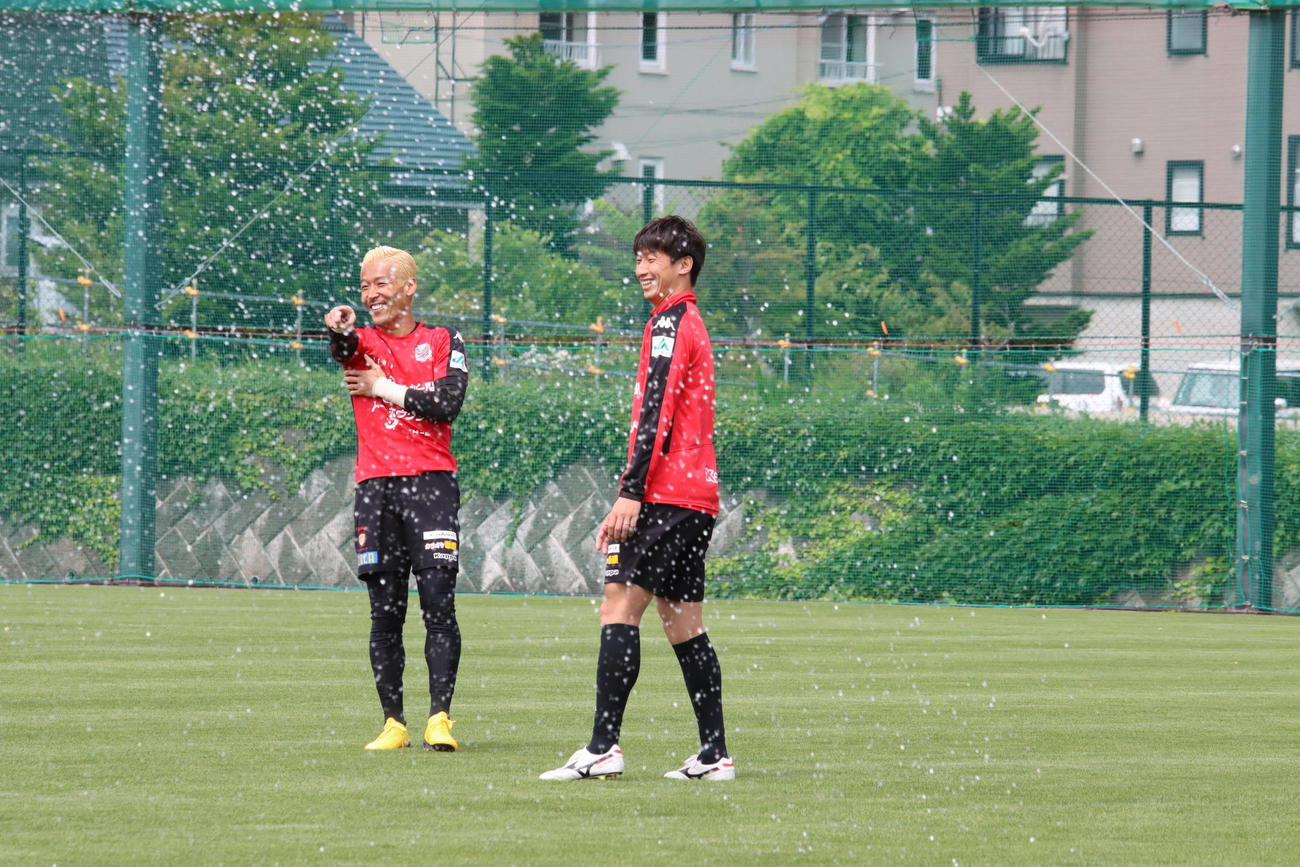 練習前に談笑する札幌DF石川（右）とGK菅野（撮影・保坂果那）
