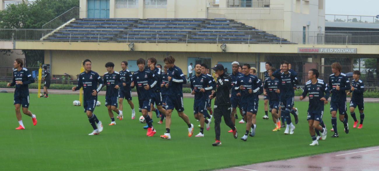 ランニングする横浜の選手たち（撮影・松尾幸之介）