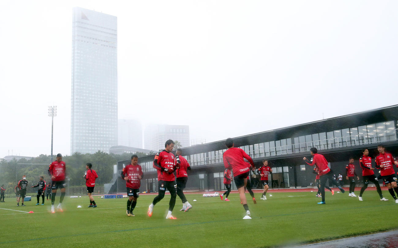 強い風雨の中、高円宮記念JFA夢フィールドで合宿をスタートさせた札幌の選手たち（撮影・黒川智章）