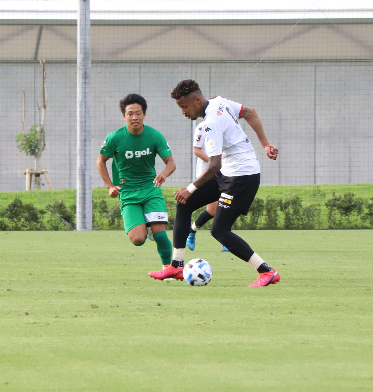 相模原との練習試合でプレーする札幌FW鈴木（右）（クラブ提供）