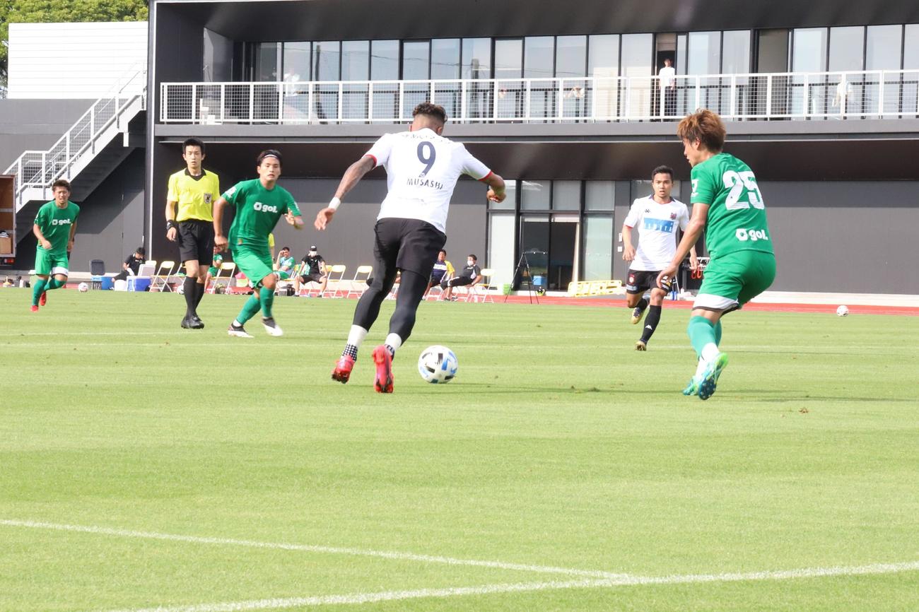相模原との練習試合でプレーする札幌FW鈴木（手前）（クラブ提供）
