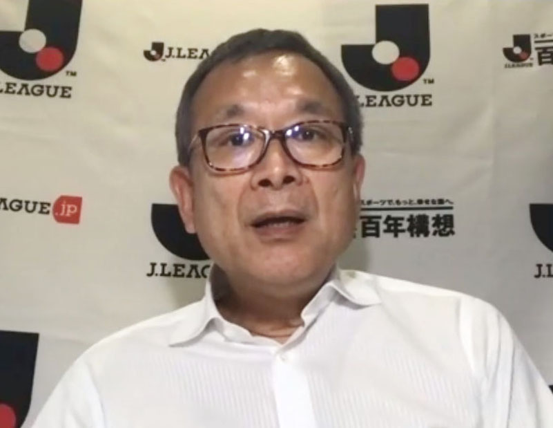 理事会後、オンラインで記者会見するJリーグの村井満チェアマン（共同）