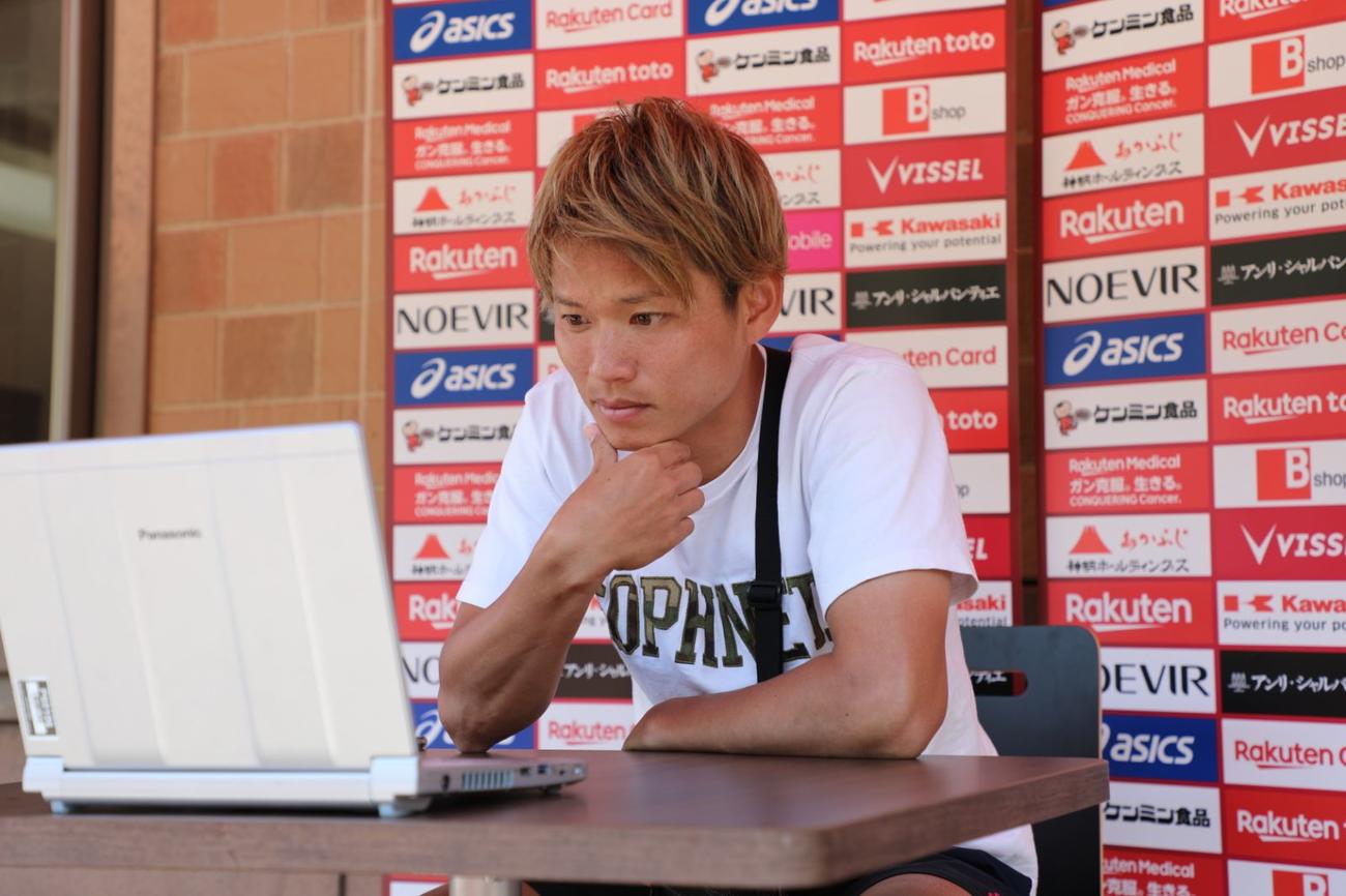 J1再開初戦へオンラインで取材対応する神戸FW藤本憲明（C）VISSELKOBE