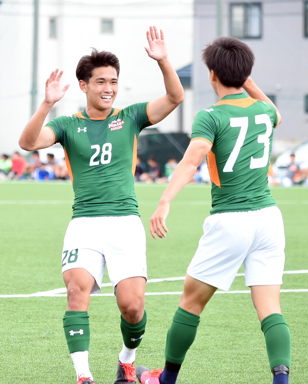 青森山田対尚志　チームメートの得点を喜ぶ青森山田MF松木（左）（撮影・山田愛斗）