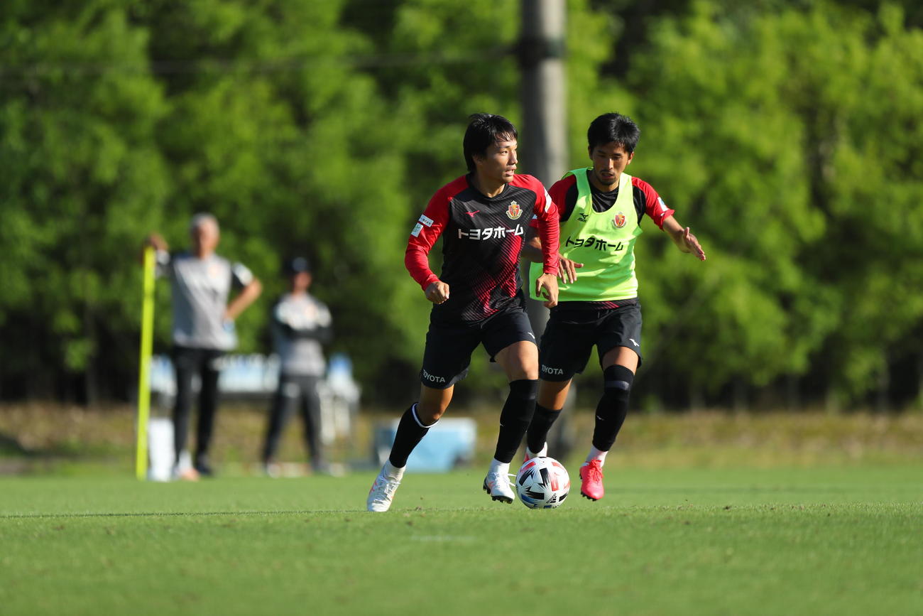 J1再開に向けて練習する名古屋DF中谷進之介（左）（名古屋グランパス提供）